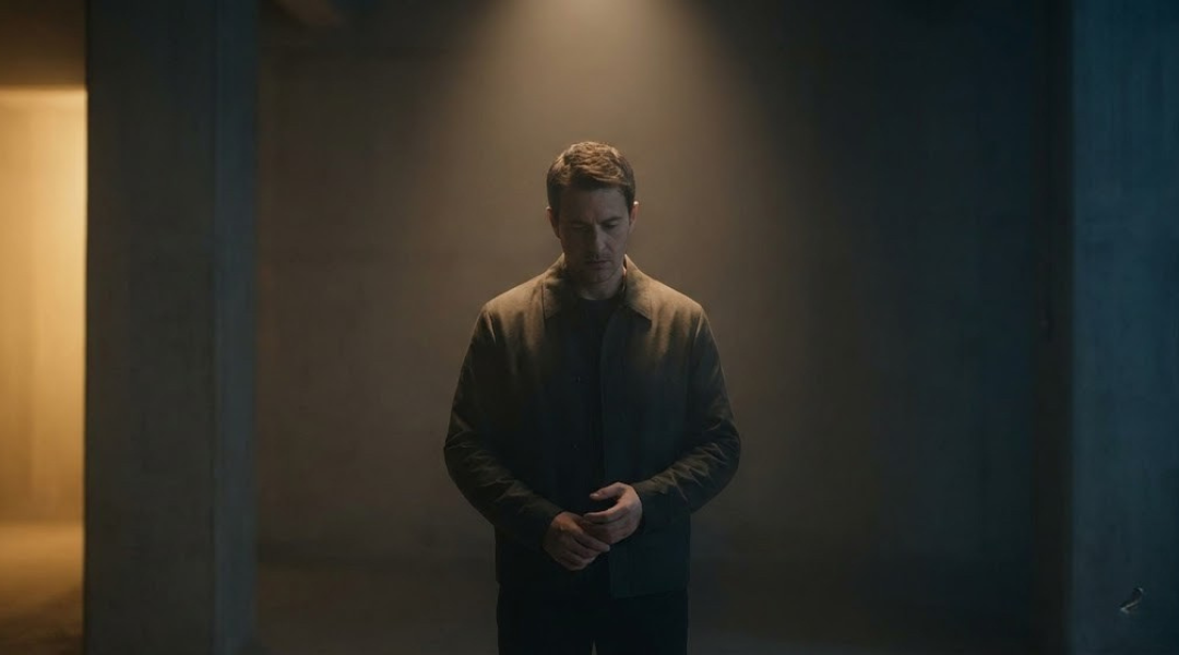 Emotional push and pull experienced by sons of narcissistic mothers, reflecting idealization and devaluation patterns that affect adult relationships